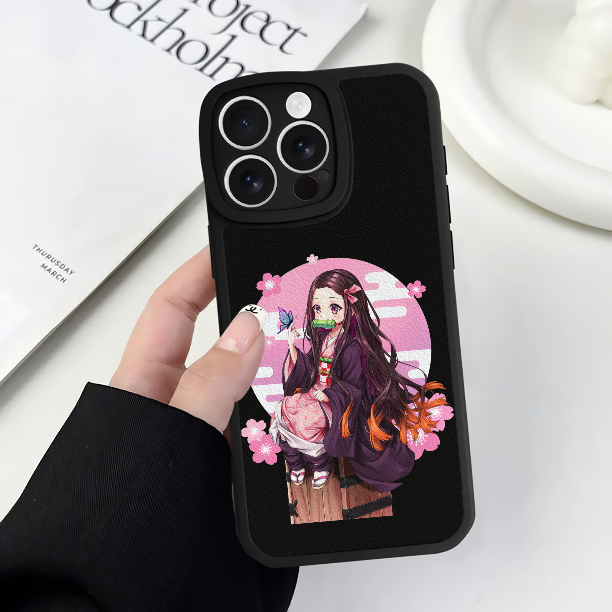 （画像用） 鬼滅の刃（きめつのやいば）竈門 禰󠄀豆子／かまど ねずこ Kamado Nezuko 【iPhone 16シリーズ対応】シリコンスマホケース（レザー調） 材質：シリコン